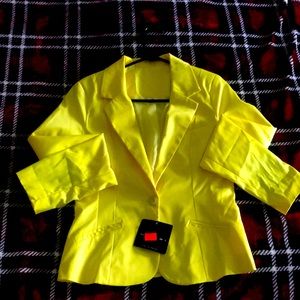 Made in Poland brand new yellow blazer the price tag attached. Size 40. Medium